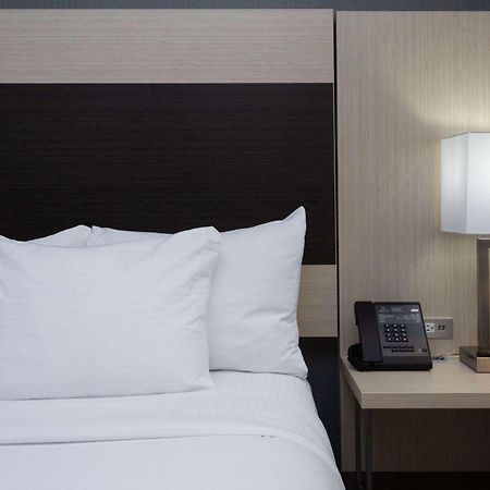 La Quinta Inn & Suites By Wyndham Shorewood Dış mekan fotoğraf