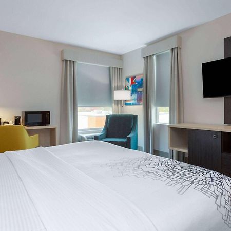La Quinta Inn & Suites By Wyndham Shorewood Dış mekan fotoğraf