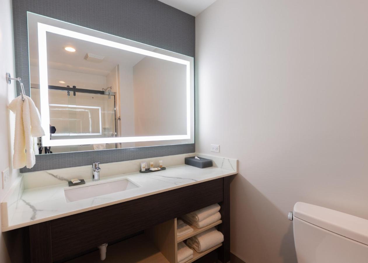 La Quinta Inn & Suites By Wyndham Shorewood Dış mekan fotoğraf