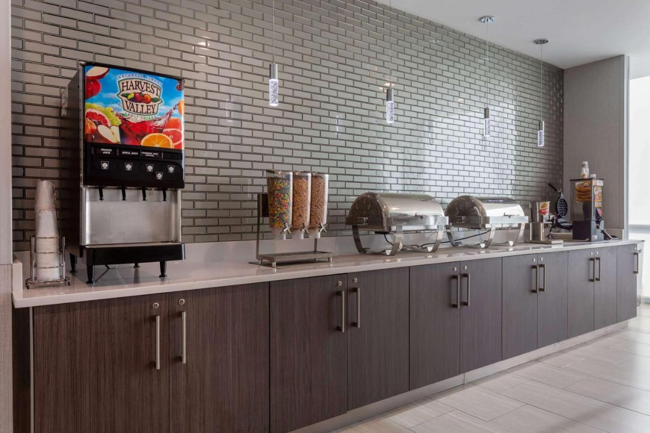 La Quinta Inn & Suites By Wyndham Shorewood Dış mekan fotoğraf