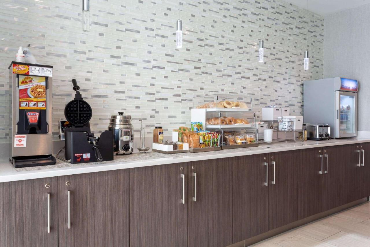 La Quinta Inn & Suites By Wyndham Shorewood Dış mekan fotoğraf