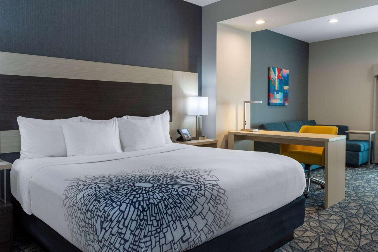 La Quinta Inn & Suites By Wyndham Shorewood Dış mekan fotoğraf