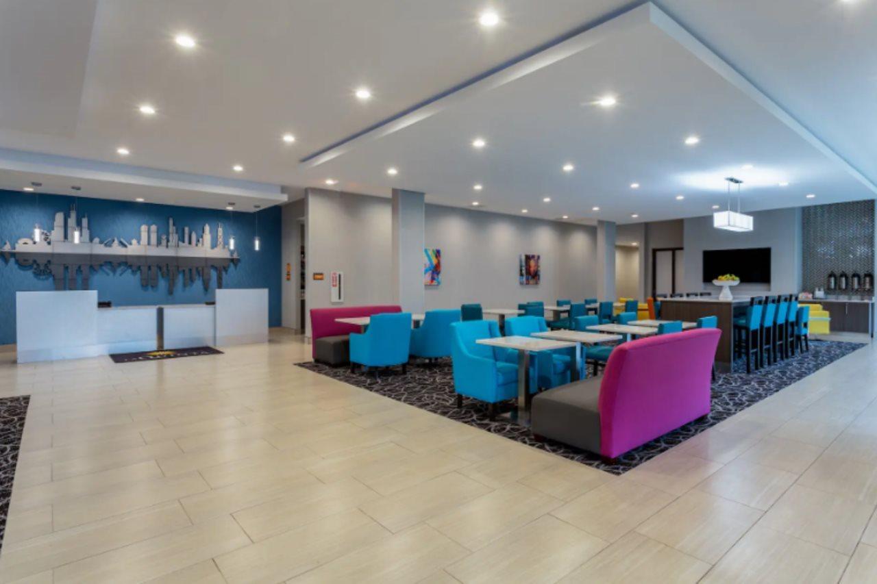 La Quinta Inn & Suites By Wyndham Shorewood Dış mekan fotoğraf