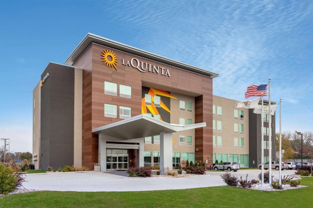 La Quinta Inn & Suites By Wyndham Shorewood Dış mekan fotoğraf