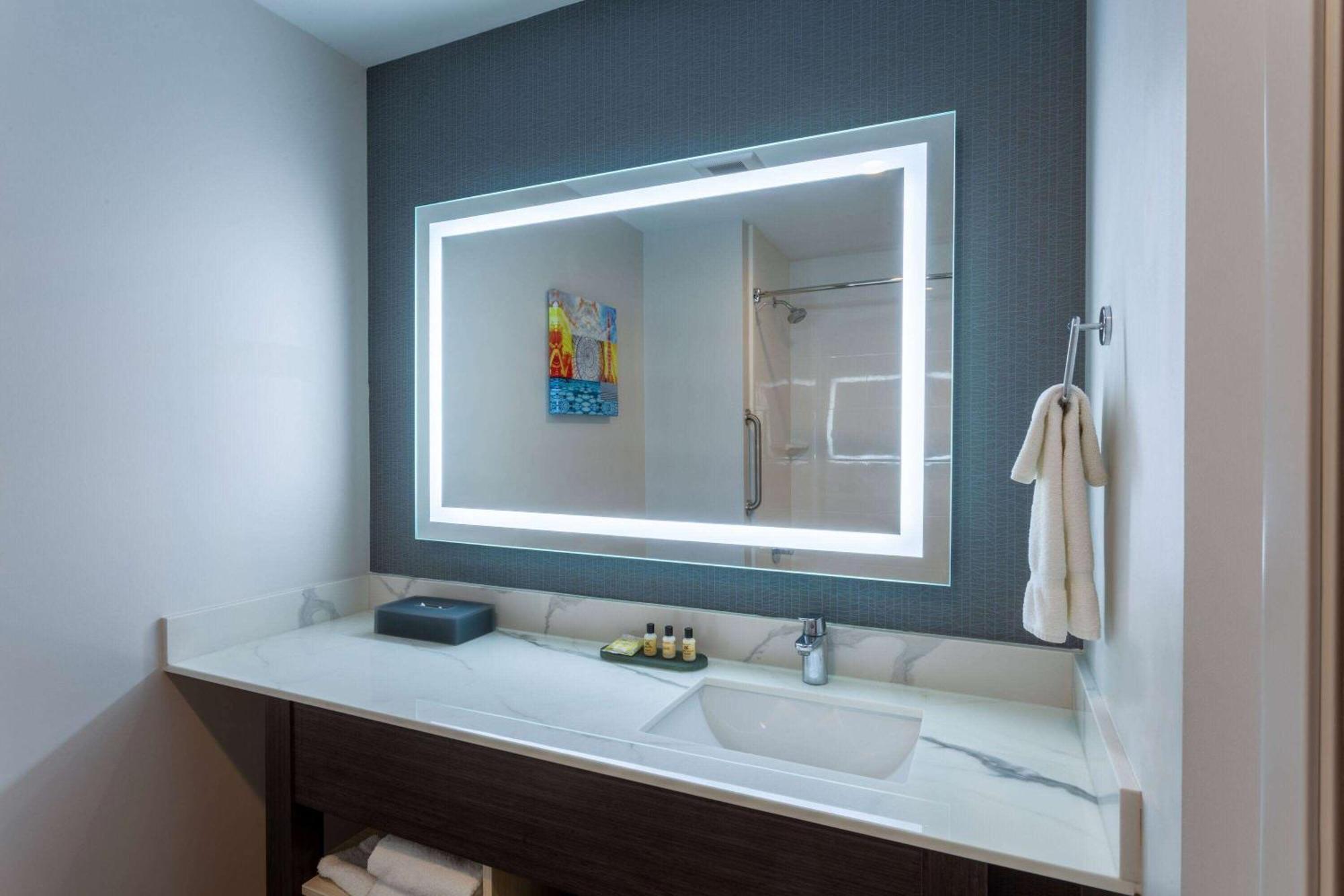 La Quinta Inn & Suites By Wyndham Shorewood Dış mekan fotoğraf