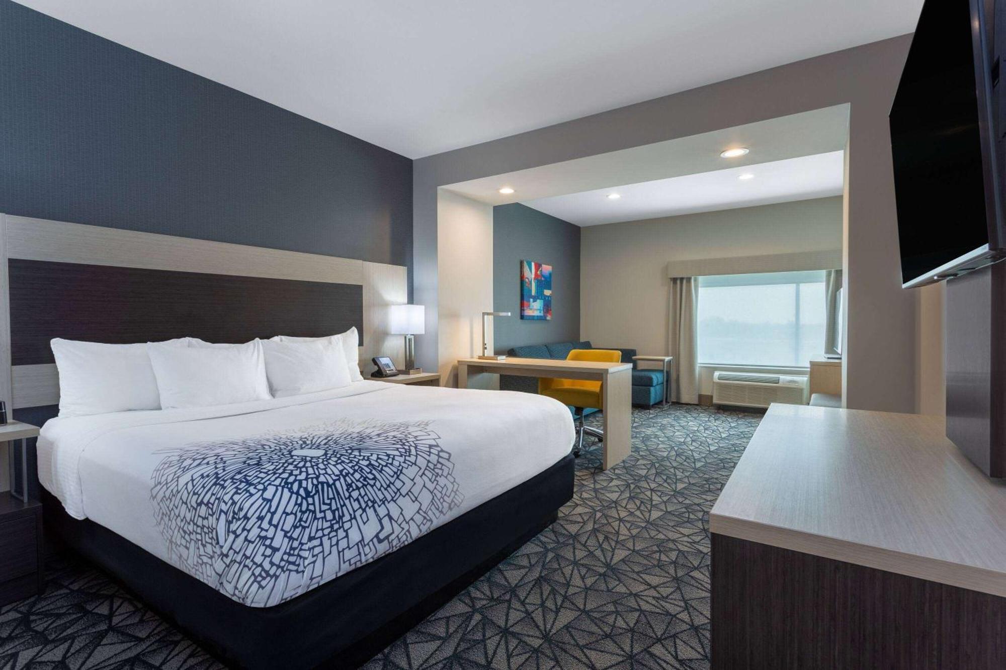 La Quinta Inn & Suites By Wyndham Shorewood Dış mekan fotoğraf