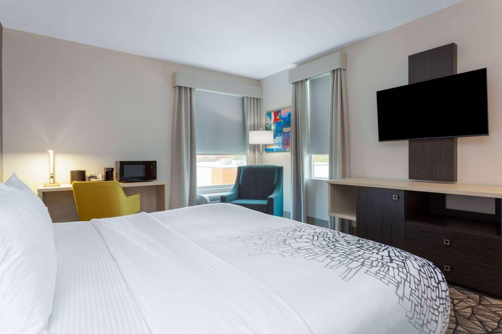 La Quinta Inn & Suites By Wyndham Shorewood Dış mekan fotoğraf