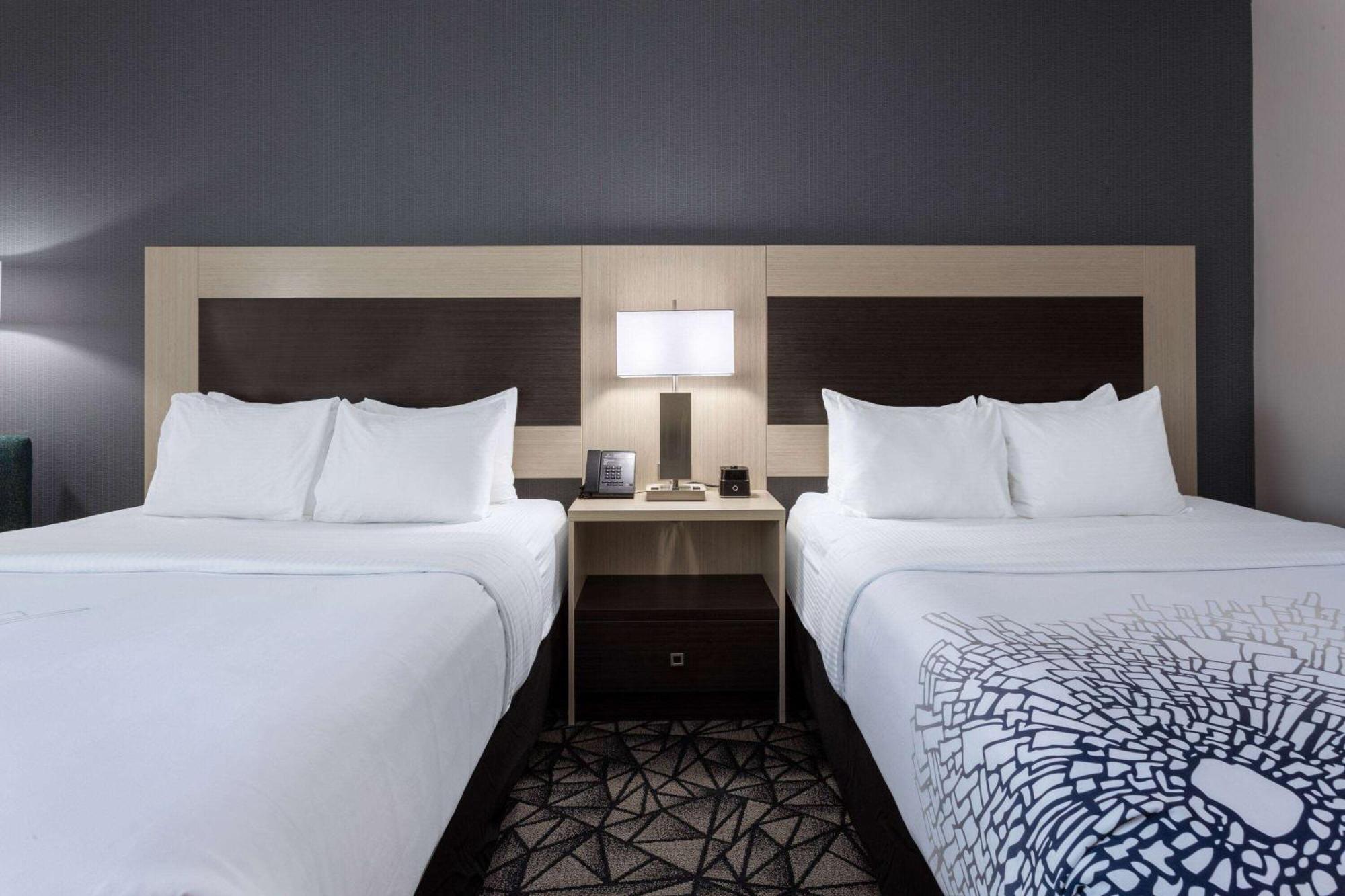 La Quinta Inn & Suites By Wyndham Shorewood Dış mekan fotoğraf