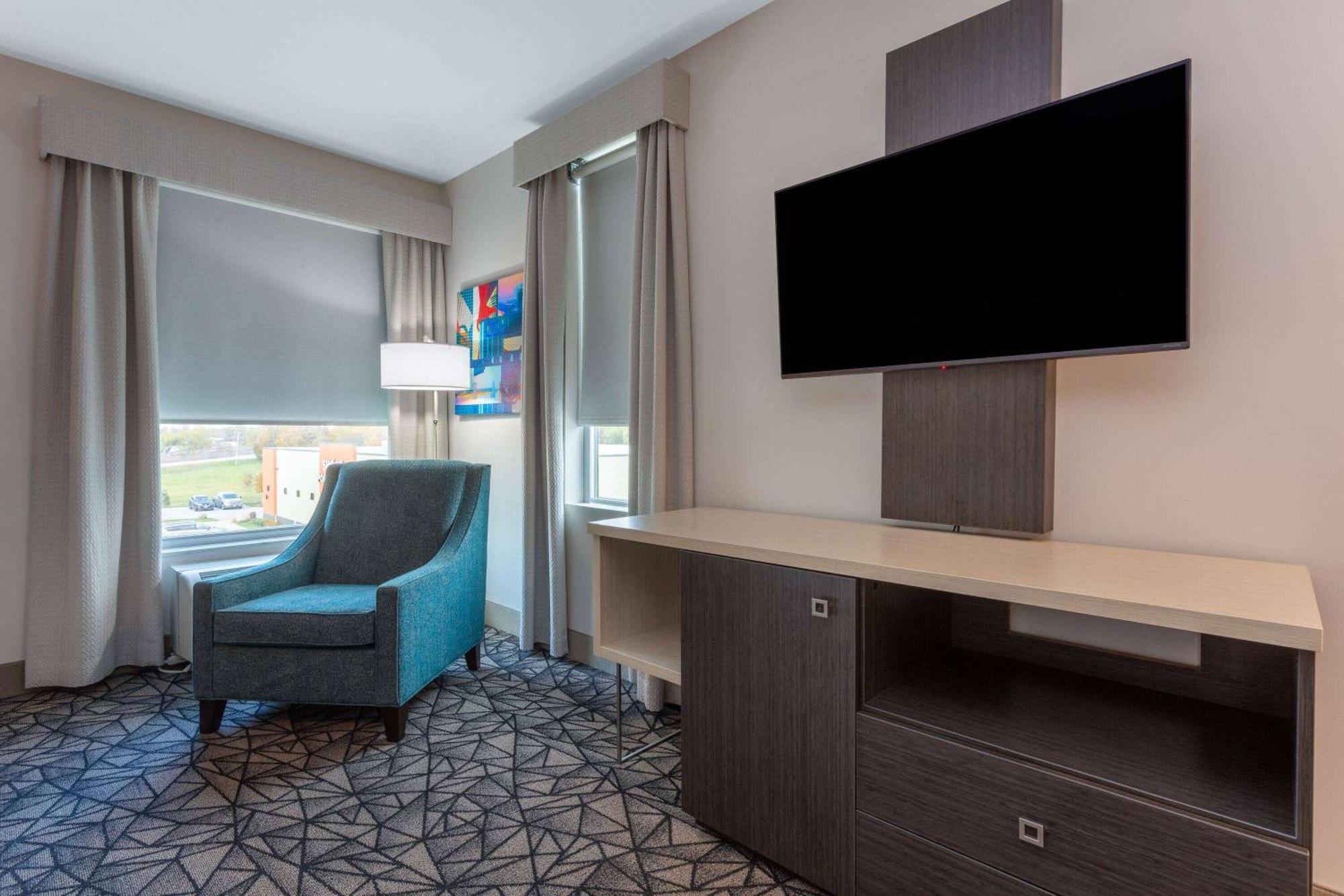 La Quinta Inn & Suites By Wyndham Shorewood Dış mekan fotoğraf