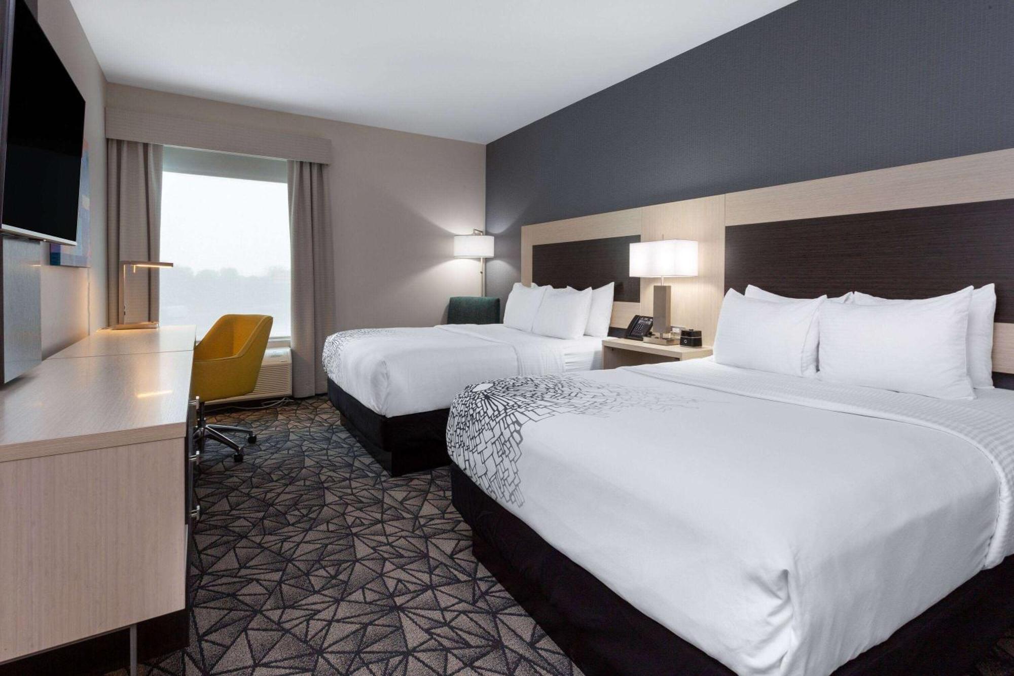 La Quinta Inn & Suites By Wyndham Shorewood Dış mekan fotoğraf