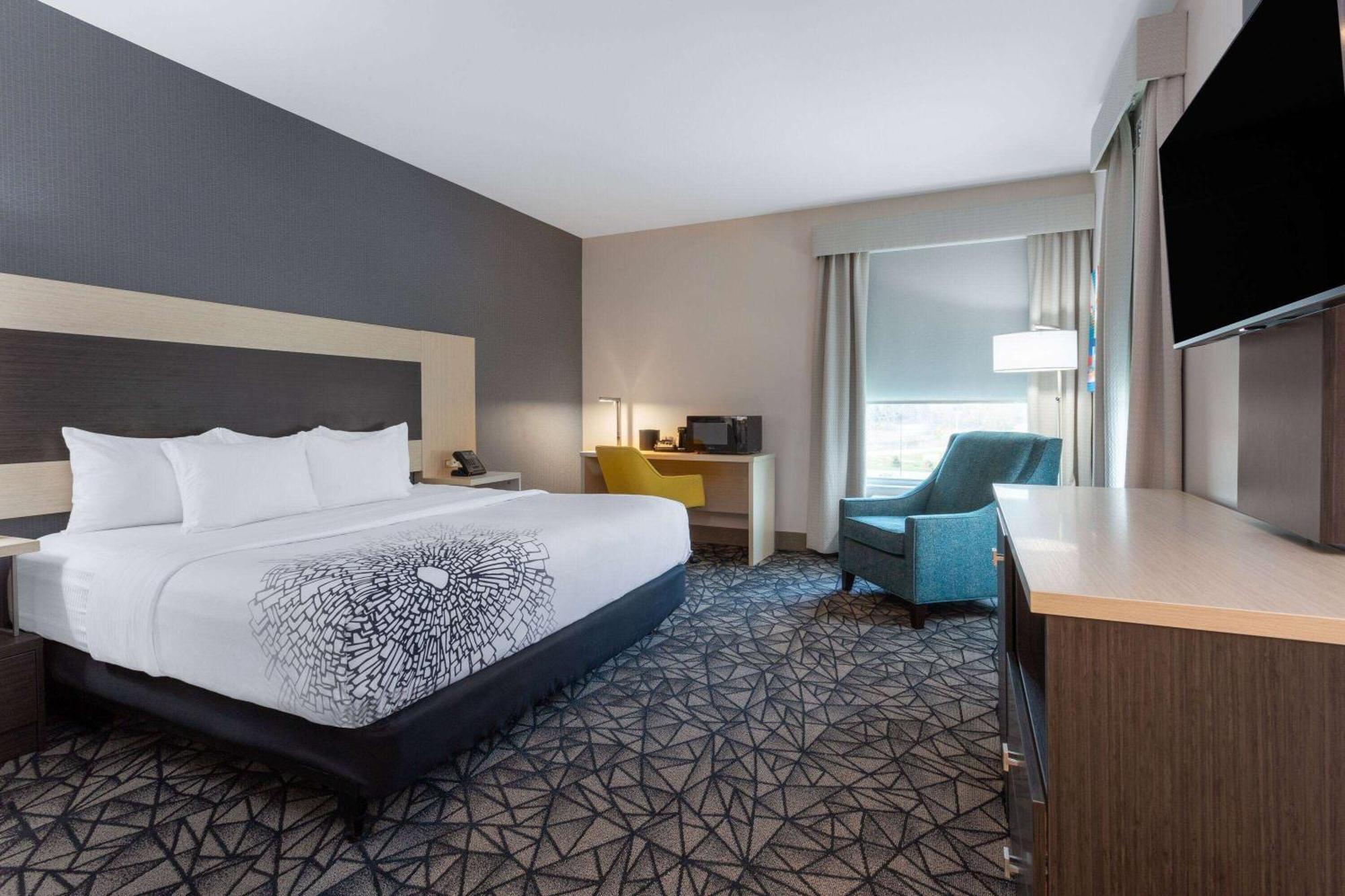 La Quinta Inn & Suites By Wyndham Shorewood Dış mekan fotoğraf