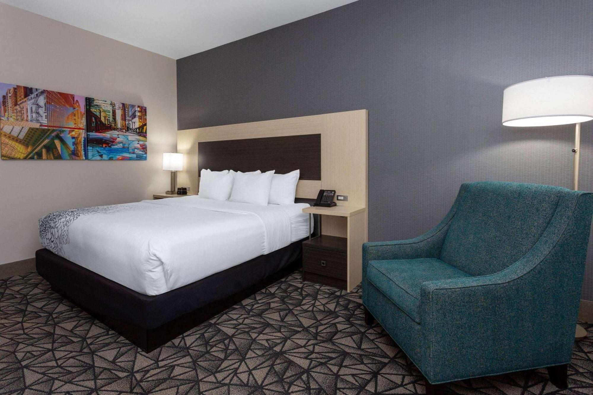 La Quinta Inn & Suites By Wyndham Shorewood Dış mekan fotoğraf