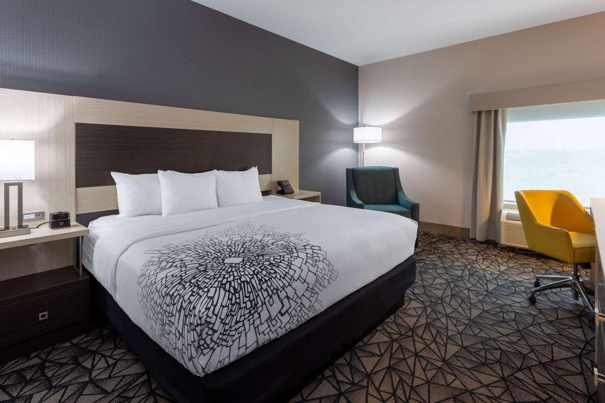 La Quinta Inn & Suites By Wyndham Shorewood Dış mekan fotoğraf