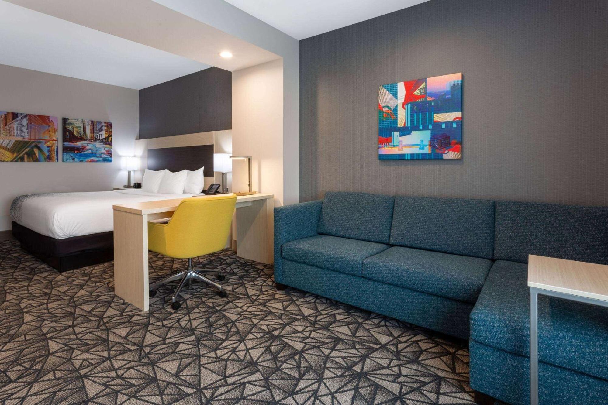 La Quinta Inn & Suites By Wyndham Shorewood Dış mekan fotoğraf